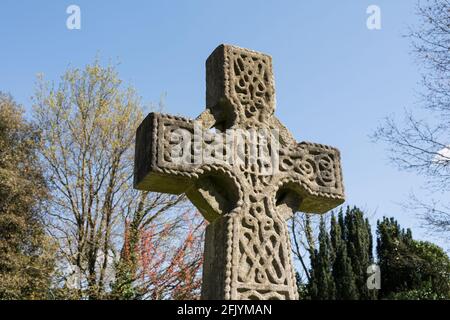 Croce di pietra contro il cielo blu in Putney Lower Common Cemetery, Lower Common, Lower Richmond Road, Londra, SW15, Inghilterra, Regno Unito Foto Stock