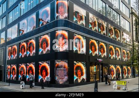 Londra, Regno Unito. 26 Apr 2021. Jamie Hawkesworth, stazione degli autobus Preston, 2014 - Talk Art in associazione con W1 Curates presenta una nuova installazione su flandel in Oxford Street per lanciare il loro nuovo Talk Art Book. Il podcast è presentato da Robert Diament e Russell Tovey. Credit: Guy Bell/Alamy Live News Foto Stock