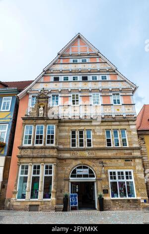 Hamelin, Germania - 20 agosto 2019: Facciata dell'edificio classico di stile rinascimentale di Weser a Hamelin, bassa Sassonia, Germania Foto Stock