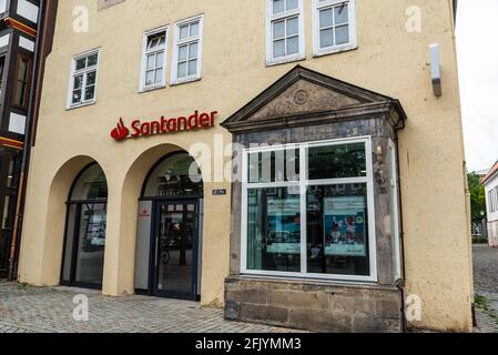 Hamelin, Germania - 20 agosto 2019: Facciata di una filiale della banca Santander a Hamelin, bassa Sassonia, Germania Foto Stock
