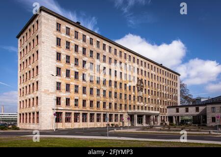 L'edificio Bayer AG Q 30 con croce Bayer sulla facciata, Kaiser-Wilhelm-Allee, architetto Emil Fahrenkamp, Leverkusen, Renania settentrionale-Vestfalia, Tedesco Foto Stock