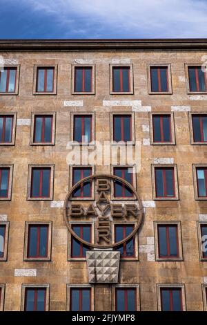 L'edificio Bayer AG Q 30 con croce Bayer sulla facciata, Kaiser-Wilhelm-Allee, architetto Emil Fahrenkamp, Leverkusen, Renania settentrionale-Vestfalia, Tedesco Foto Stock