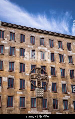 L'edificio Bayer AG Q 30 con croce Bayer sulla facciata, Kaiser-Wilhelm-Allee, architetto Emil Fahrenkamp, Leverkusen, Renania settentrionale-Vestfalia, Tedesco Foto Stock