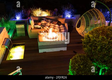 Serata calda e accogliente al tavolo del fuoco a gas Foto Stock