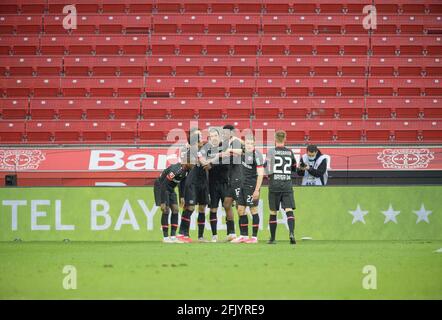 Leverkusen, Germania. 24 aprile 2021. Giubilazione Team LEV, team, sinistra a destra Moussa DIABY (LEV), Leon BAILEY (LEV), Lucas ALARIO (LEV), Aleksandar DRAGOVIC (LEV), Edmond TAPSOBA (LEV), <lev17<, Daley SINKGRAVEN (LEV), Fussball 1. Bundesliga, 31. matchday, Bayer 04 Leverkusen (LEV) - Eintracht Frankfurt (F) 3:1, am 24.04.2021 in Leverkusen/Germany. Le normative DFL vietano l'uso di fotografie come sequenze di immagini e/o quasi-video ¬ |utilizzo in tutto il mondo credito: dpa/Alamy Live News Foto Stock