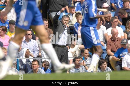 CHELSEA V BOLTON. IL MANAGER DEL CHELSEA JOSE MOURINHO GESTI AI SUOI GIOCATORI DAL BORDO. 28/4/07 FOTO DAVID ASHDOWN PREMIERSHIP FOOTBALL Foto Stock