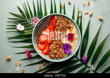 Yogurt alla granola con semi di chia e fragole Foto Stock