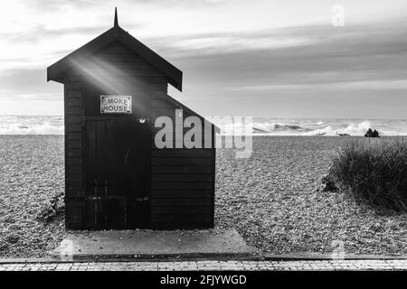 A Smoke House on Brighton Beach, Brighton, East Sussex, UK. Foto Stock