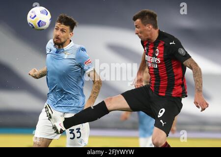 Il difensore italiano Francesco Acerbi sfida il pallone con il MilanÕs attaccante croato Mario Mandzukic durante la Serie UNA partita di calcio tra SS Lazio e Milano allo Stadio Olimpico di Roma, il 26 aprile 2021 LazioÕs Foto Stock