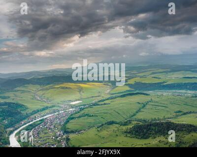 Vista dalla cima della Trzy Korony a Sromowce Niżne, il fiume Dunajec. In lontananza c'è una tempesta che si avvicina dai Monti Tatra Foto Stock