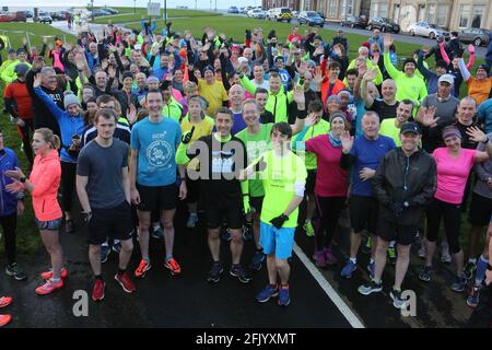 Troon 5k Park Run lungo il lungomare di Troon, Ayrshire, Scozia, Regno Unito UN'onda fiduciosa prima di partire Foto Stock