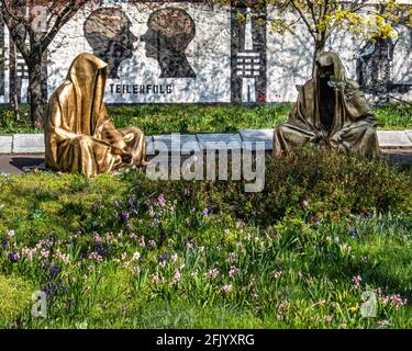 Scultura "Guardiani del tempo" dell'artista austriaco Manfred Kielnhofer al Memoriale del Parlamento degli alberi, passeggiata Schiffbauerdamm, Mitte, Berlino. Foto Stock