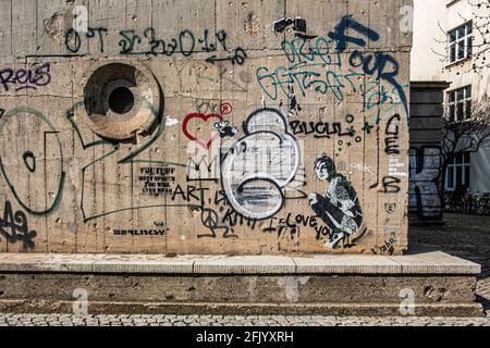 Graffiti e arte di strada su convertito WW2 bunker di alloggiamento dei Boros Collection, una collezione privata di opere d'arte a Berlino Foto Stock