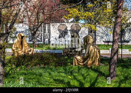 Scultura "Guardiani del tempo" dell'artista austriaco Manfred Kielnhofer al Memoriale del Parlamento degli alberi, passeggiata Schiffbauerdamm, Mitte, Berlino. Foto Stock