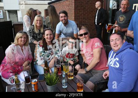 Prestfest 2017. L'Ayrshire Town of Prestwick, Scozia, UK organizza un evento annuale chiamato Prest-Fest dove band e musicisti suonano in diverse venere intorno alla città Ginny Bell, Jordan Kerr, Lesley MacIntyre, Vicki Lambert, Kevin Hume, Adam & James (7) Hale Foto Stock