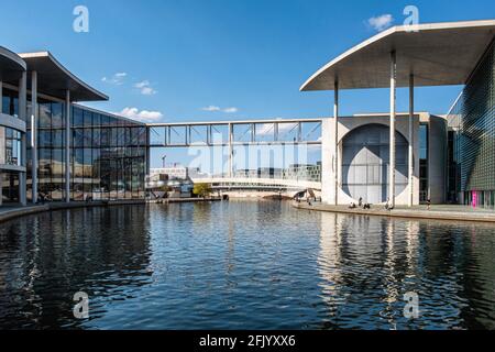 Vista sul fiume Sprea con ponte pedonale che collega Marie Elisabeth Lüders Casa & Paul Löbe House, Mitte, Berlino Foto Stock