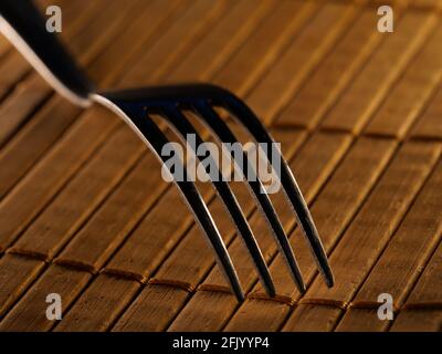 Sfondo di utensili da cucina su tavolo da cucina in legno, fuoco selettivo, DOF, macro Foto Stock
