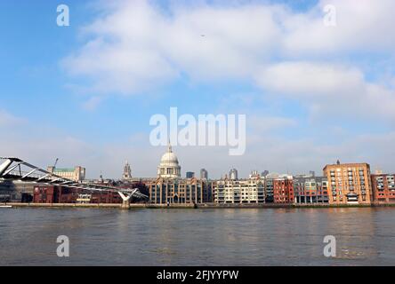 Fiume Tamigi, sponda nord: La City of London School e il Millenium Bridge a sinistra della cornice; centro di St Paul; bar Samuel Pepys a destra della cornice. Marzo 2021 Foto Stock