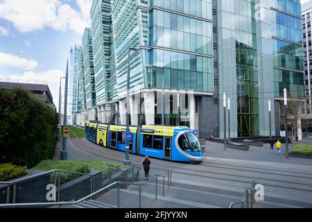 Un tram della metropolitana West Midlands passa da uno Snowhill a Birmingham, Regno Unito Foto Stock