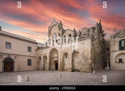 Matera, Basilicata, Puglia, Italia - la Parrocchia romanica di San Giovanni Battista (chiesa) al tramonto. San Giovanni Battista. Foto Stock