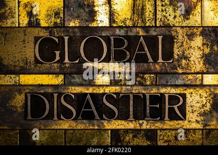 Testo Global Disaster su rame grunge e oro vintage sfondo Foto Stock