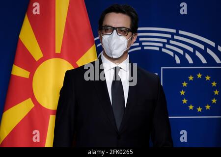 Bruxelles, Belgio. 27 Apr 2021. Il Presidente della Macedonia del Nord Stevo Pendarovski è accolto dal Presidente del Parlamento europeo David Sassoli prima di una riunione a Bruxelles, Belgio 27 aprile 2021 Credit: ALEXANDROS MICHAILIDIS/Alamy Live News Foto Stock