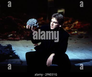 Kenneth Branagh (Hamlet) in FRAZIONE di Shakespeare alla Royal Shakespeare Company (RSC), Barbican Theatre, Londra EC1 18/12/1992 design: Bob Crowley illuminazione: Alan Burrett combatte: Malcolm Ranson movimento: Sue Lefton regista: Adrian Noble Foto Stock