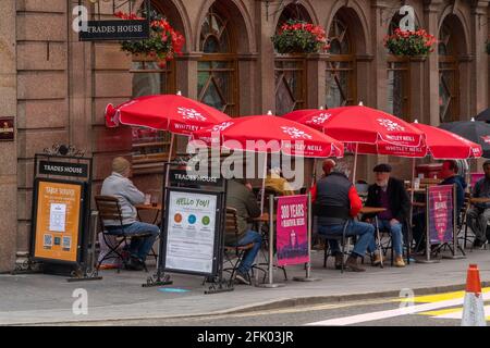 Dundee, Tayside, Scozia 26 aprile 2021: Pub con giardini di birra aperti in tutto il centro della città di Dundee, come il governo scozzese rilassare le restrizioni di blocco, che vedono l'apertura degli affari, e qualche normalità tornare alla vita della gente. Foto Stock