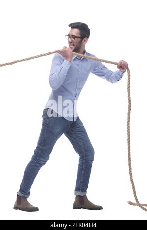 il giovane uomo volutamente tira la corda, isolato su uno sfondo bianco. Foto Stock