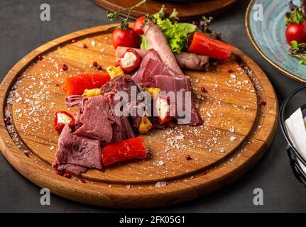 Tavola di antipasti con diversi antipasti, grissini, noce, spuntini Foto Stock