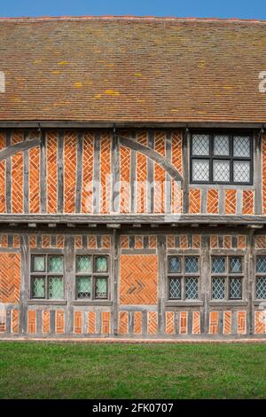 Architettura medievale, vista della quercia a graticcio con mattoni e pietra selce infilling della fine del 15 ° secolo Moot Hall ad Aldeburgh, Suffolk, Regno Unito Foto Stock