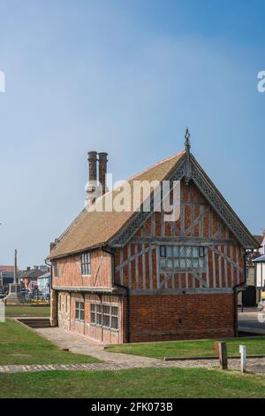 Aldeburgh Suffolk, vista della Sala della Moot del XVI secolo, ora il museo della città, situato lungo il lungomare di Aldeburgh, Suffolk, Inghilterra, Regno Unito Foto Stock