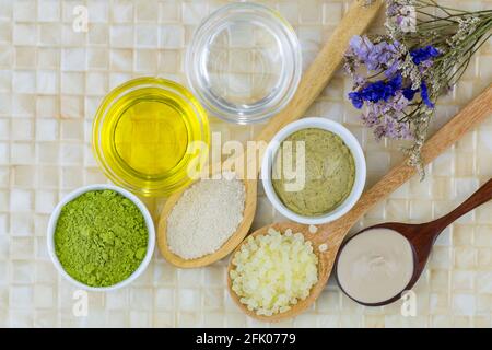 Polvere di argilla australiana, olio di cocco organico - olio dorato di Jojoba pressato a freddo, polvere di foglie di tè verde macinato, scrub di tè verde Matcha per fare spa a casa Foto Stock