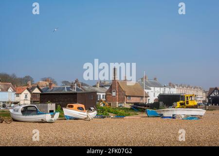 Aldeburgh spiaggia Suffolk, vista in estate di edifici lungomare e la spiaggia di ciottoli ad Aldeburgh a Suffolk, Inghilterra, Regno Unito. Foto Stock