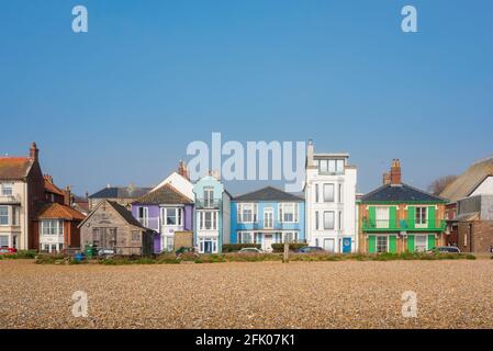 Aldeburgh Suffolk UK, vista in estate della colorata proprietà per le vacanze situata lungo il lungomare di Aldeburgh, Suffolk, Inghilterra, Regno Unito Foto Stock