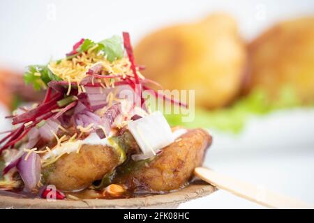 Coseup dettagliato di snack Chaat Alo Tikki anche conosciuto come Alu Ki Tikkia bollito purè di patate frollette o serviti Con Imli Dhaniya Pudina Green CH Foto Stock