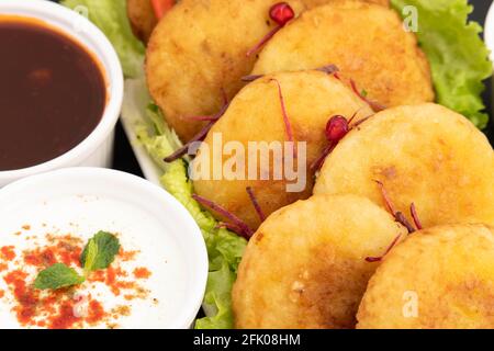 Indiano Chaat Masala spuntini Alo Tikki anche conosciuto come Alu Ki Tikkia UN condimento bollito purè di patata o frittatine Servito con salsa di Chatpata fresca Foto Stock