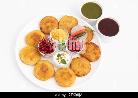 Alo Tikki conosciuto anche come Alu Ki Tikkia è condito bollito purè di patate Cutlet o pattuglie utilizzati in vari indiano Street Food Masala Chaat snack. SERV Foto Stock