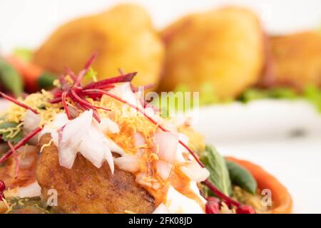 Alo Tikki, conosciuto anche come Alu Ki Tikkia, è condito Frittatine o frittatine di patate bollite usate in vari indiani Cibo di strada Masala Chaat spuntini Foto Stock