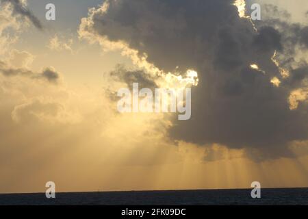 il tramonto è fantastico e la sera il cielo è scopato Foto Stock