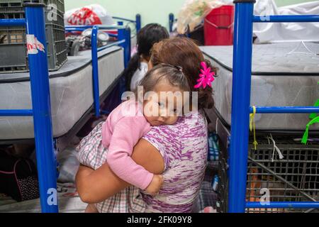 Juarez, Messico. 26 Apr 2021. Centinaia di uomini e donne accompagnati dai loro figli sono deportati ogni giorno dal ponte internazionale Paso del Norte di Ciudad Juárez Chihuahua e portati ai rifugi della città, i bambini giocano nel cortile del rifugio in attesa della richiesta di asilo politico negli Stati Uniti. (Foto di David Peinado/Pacific Press) Credit: Pacific Press Media Production Corp./Alamy Live News Foto Stock