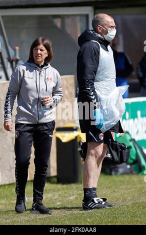 DARTFORD, Regno Unito, APRILE 25: Karen Hill, Manager di Charlton Athletic Women durante il campionato fa Women's Championship tra Charlton Athletic Women e. Foto Stock