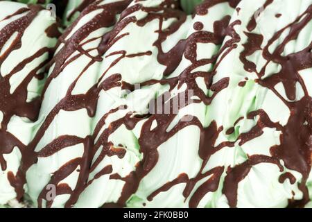 Mela, gelato verde con scirop di cioccolato colose-up. Foto Stock