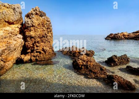 Una baia appartata lungo il Golfo di Castellammare nella Riserva Naturale di Zingaro, Scopello, Trapani, Sicilia, Italia. Foto Stock