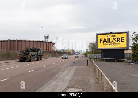 East Dock Street, Dundee, Tayside, Scozia 26 aprile 2021: Con l'elezione a poche settimane di distanza il partito di maggioranza stanno intensificando là la partita contro il partito SNP, il cartellone della campagna di maggioranza sulla East Dock Street a Dundee, legge; '14 anni di fallimento, li ottiene fuori 'il SNP hanno un forte sostegno nella zona di Dundee. Credit: Barry Nixon Stable Air Media/Alamy Live News Foto Stock