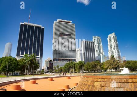 MIAMI, FL - FEBBRAIO 2016: Edifici moderni lungo Biscayne Boulevard in una splendida giornata di sole. Foto Stock