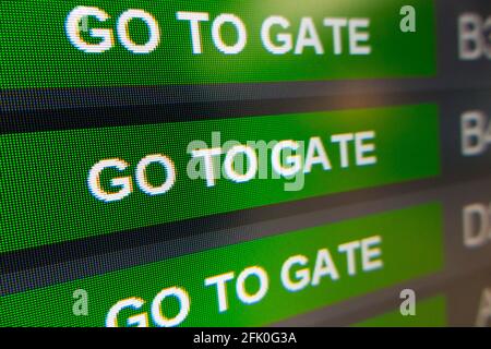 Schermata di visualizzazione delle informazioni sulle partenze che mostra il messaggio di partenza del volo Vai al cancello, nella sala partenze di / presso l'aeroporto di Ginevra / Ginevra, Cointrin Air Port, Svizzera. (101) Foto Stock