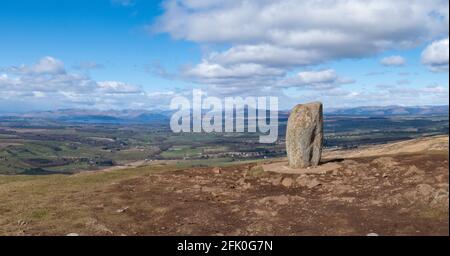 La cima di Dumgoyne è segnata da una pietra che domina le Alpi di Loch Lomond, ben Lomond e Arrochar, Stirling, Scozia, Regno Unito Foto Stock