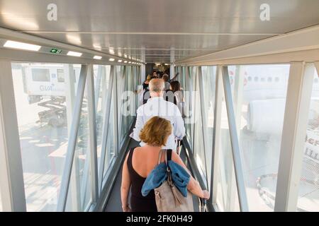 Passeggeri / passeggeri a bordo / aereo / aereo / aereo via rampa di accesso / ponte all'aeroporto di Ginevra / Ginevra, Cointrin Air port, Svizzera. (101) Foto Stock