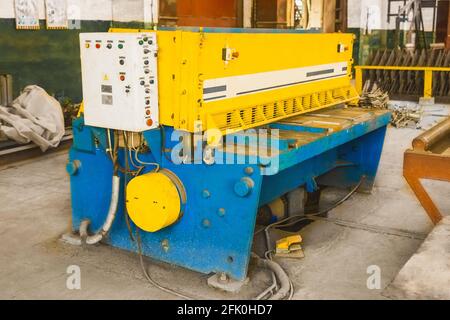 Impianti industriali macchine per il taglio di lamiere in officina di rinforzo, produzione di acciaio. Foto Stock